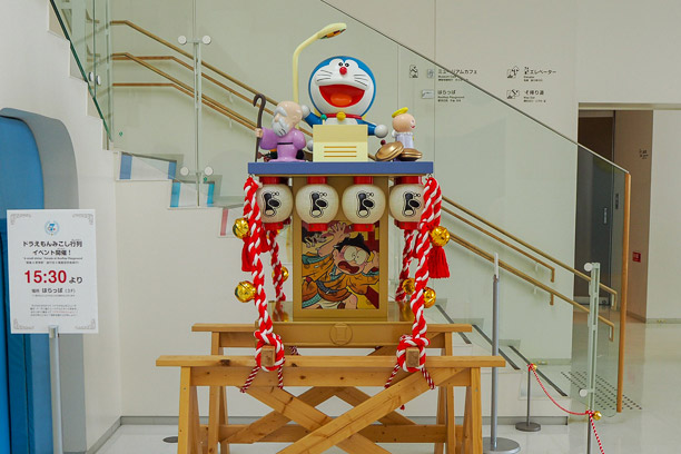 哆啦a夢主題餐廳進門區裝修設計效果圖