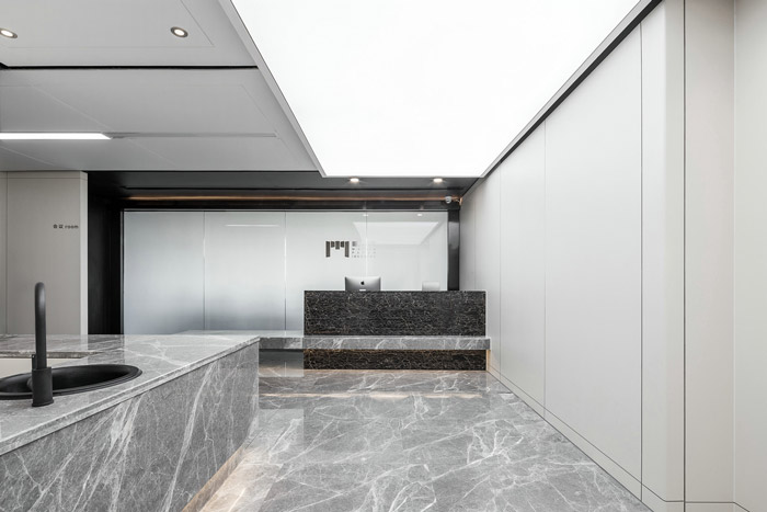 黑白灰辦公室進門區裝修設計效果圖