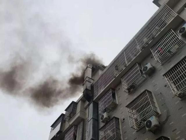 義烏餐飲店發(fā)生火災現(xiàn)場圖